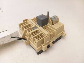 663.gm8j03 2003 Chevrolet Suburbn15 Cabin Fuse Relay Box