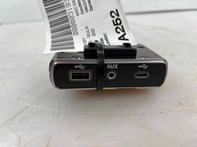 01561523850 Alfa Romeo 2020-2023 Giulia Dual Usd Usd-c Aux Adapter Auxiliary Jack Port Oem