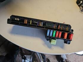 6957330-01 Bmw 6114695783001 04 05 06 525xi E60 Fuse Box Under Dash Glove Mounted Oem