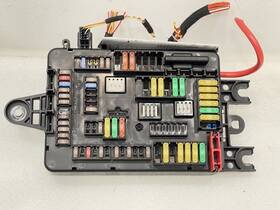 933788002 Bmw 2013-2018 328i Cabin Fuse Box Deck Lid Mounted 50186