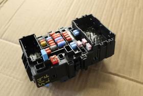 23200663 Cadillac 2015 2016 2017 2018 Escalade Esv Left Front Fuse Relay Box
