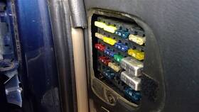 663.gm1m02 Chevrolet Camaro 2002 Fuse Box Cabin 563742