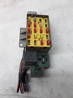 P04795208ac Chrysler Fuse Relay Box Cabin 2.4l Turbo A/t 2004 Pt Cruiser S-386p