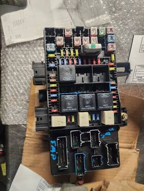 663.fd8n04 Ford Truck F350 2004 Fuse Box Cabin 645672