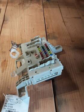 663.le1304 Lexus Gx470 2004 Fuse Box Cabin 211128