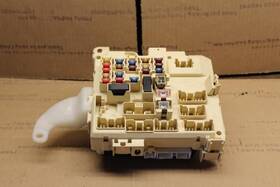 663.le1h00 Lexus 2000 2001 Es300 Dash Fuse Relay Box Panel