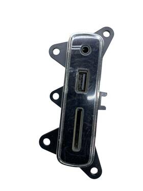 670104961 Maserati Motors 2017-2022 Levante Center Console Usb Port Hub And Auxiliary Socket Oem