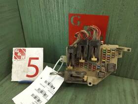 663.mz1904 Mazda 2004 B4000 Inside Cabin Fuse Relay Box Oem