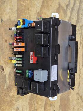A2215450801 Mercedes Benz A2215402050 Fuse Box W221 S 350 10.05-