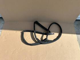 1090499 Tesla 090499 2017-2022 Model 3 Front Left Side Door Body Weatherstrip Seal