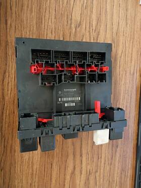 300937049e Volkswagen 663.vw1n06 06 Vw Passat Cabin Fuse Box Id